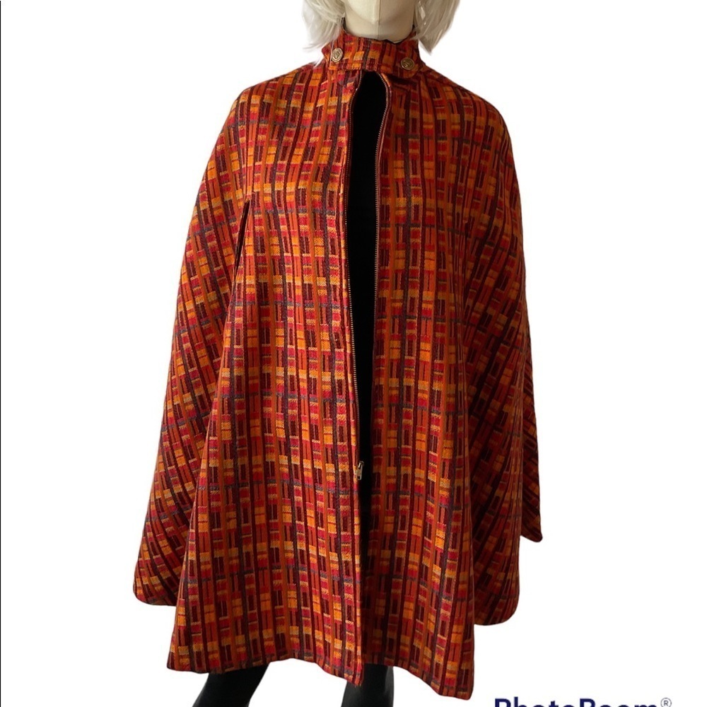 RARE. 1970’s SPECTEMUR AGENDO buttons.TALON Zipper Scottish Wool. Cape 
Custom